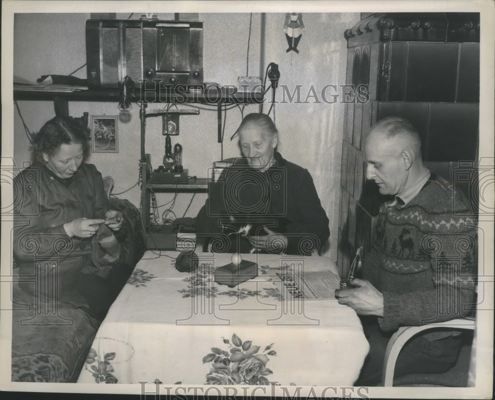 1949 Press Photo Hans Schallwitz with family in warm "Stove Room" in Berlin