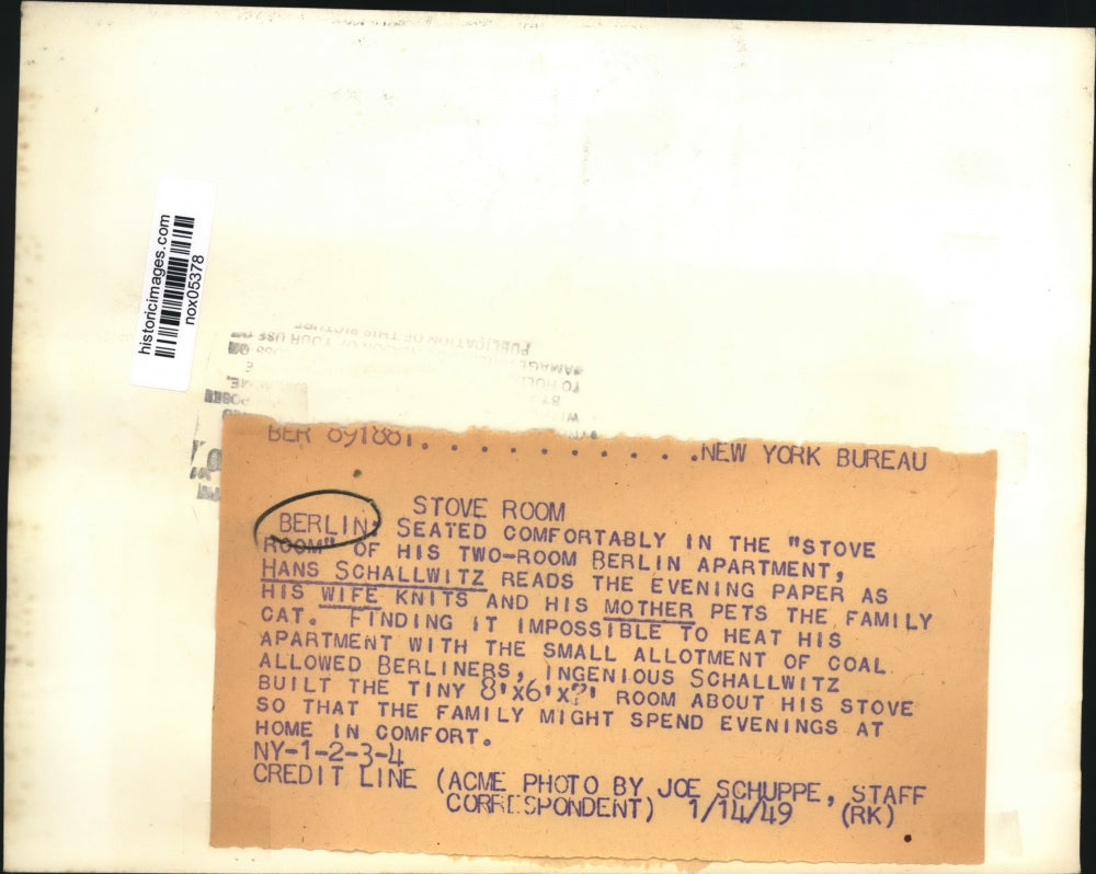 1949 Press Photo Hans Schallwitz with family in warm "Stove Room" in Berlin