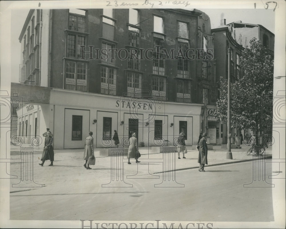 1947 Press Photo Stassen, on Kurfuerstendam, shows new windows to customers- Historic Images