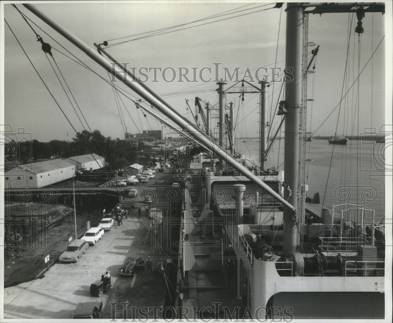 Load image into Gallery viewer, 1965 Press Photo The M/V Belmar unloads some of the cars it has transported
