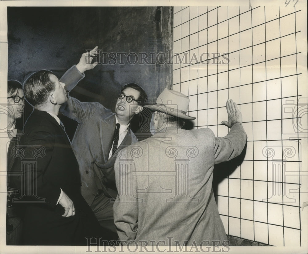 1955 Press Photo Dr. Stan Bergman shows technique used in Belle Chasse tunnel