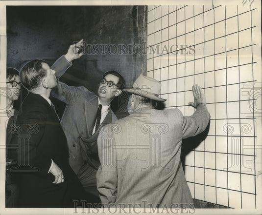 1955 Press Photo Dr. Stan Bergman shows technique used in Belle Chasse tunnel