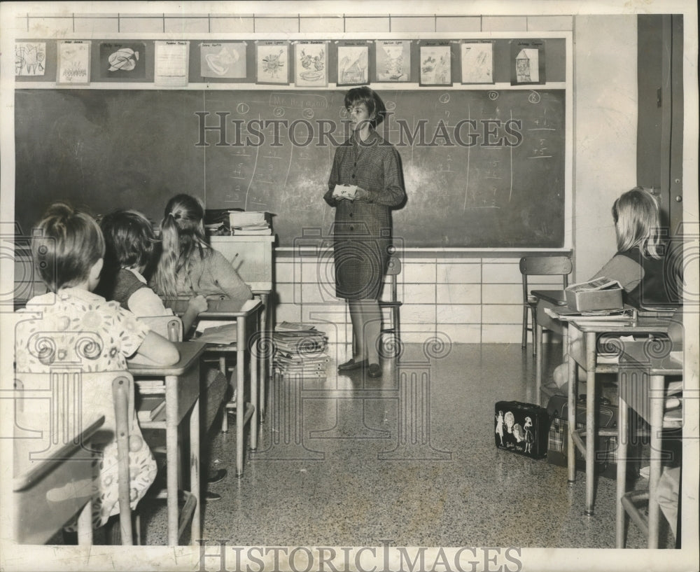 1966 Press Photo Volunteer teacher at Belle Chasse High School - nox05463