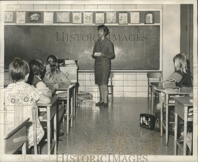 Load image into Gallery viewer, 1966 Press Photo Volunteer teacher at Belle Chasse High School - nox05463
