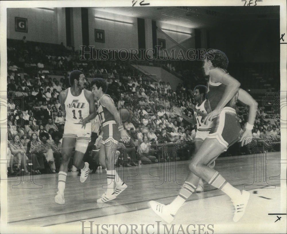 1975 Press Photo New Orleans Jazz and Houston Rockets&#39; players show skills- Historic Images