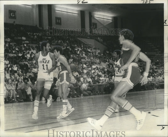 1975 Press Photo New Orleans Jazz and Houston Rockets' players show skills- Historic Images