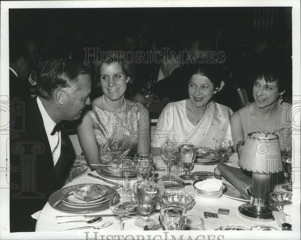 1967 Press Photo J. Thomas Campbell &amp; wives of dignitaries, Silver Quill Dinner