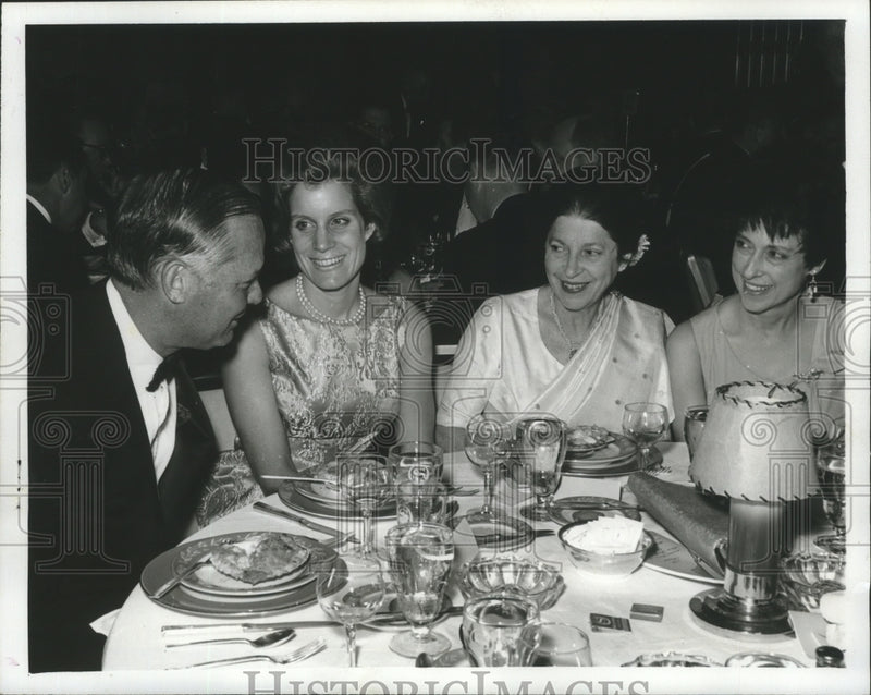 Load image into Gallery viewer, 1967 Press Photo J. Thomas Campbell &amp; wives of dignitaries, Silver Quill Dinner
