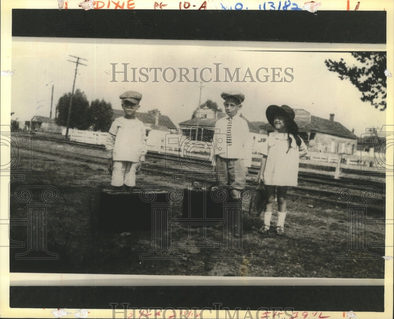 Load image into Gallery viewer, Press Photo Lindy Boggs with other children ready to travel - nox05534
