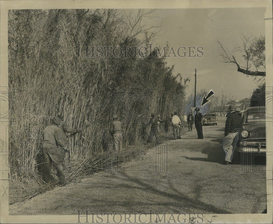 1957 Press Photo New Orleans - Police Stand by as Bamboo Cut on Bamboo Street