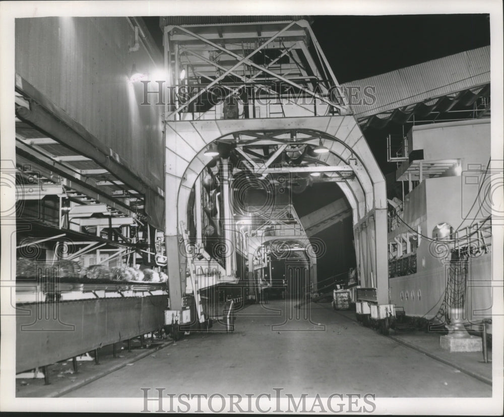 1963 Press Photo Mechanical Unloaders moving bananas from ship to dock