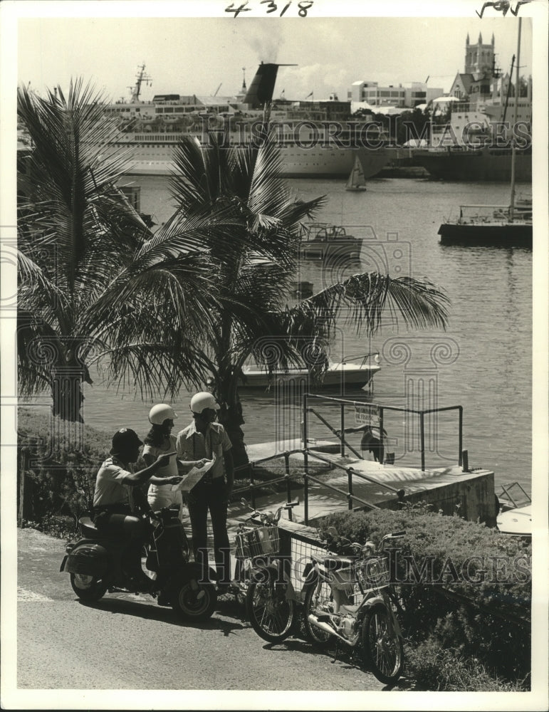 1978 Press Photo Tourists Rent Motorbikes to See Bermuda - nox05886