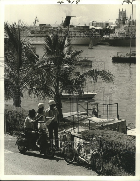 1978 Press Photo Tourists Rent Motorbikes to See Bermuda - nox05886