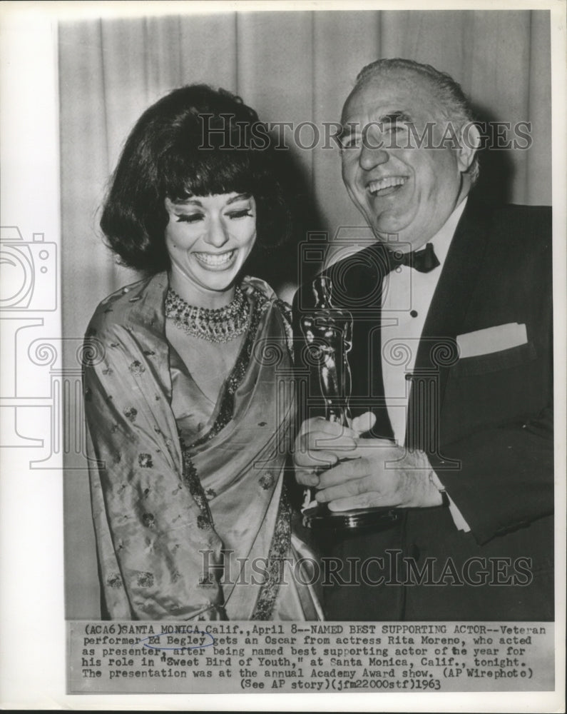 Load image into Gallery viewer, 1963 Press Photo Ed Begley Receives Oscar Award from Rita Moreno - nox06051
