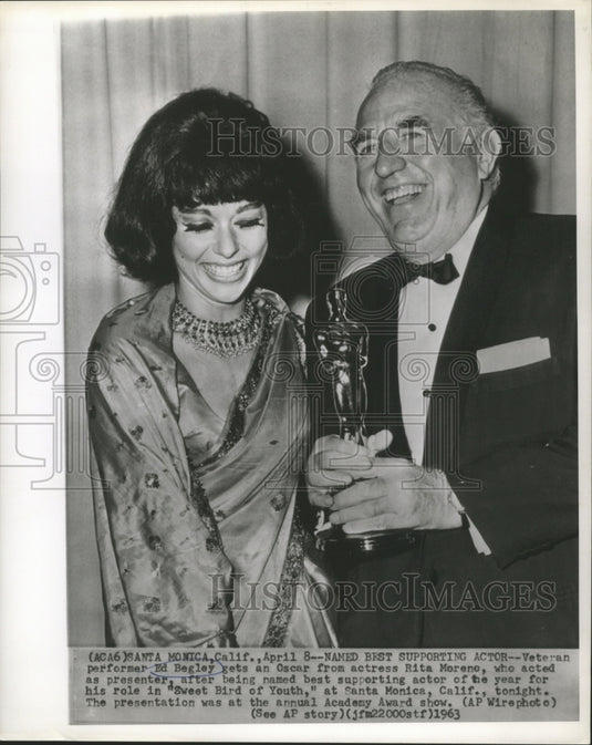1963 Press Photo Ed Begley Receives Oscar Award from Rita Moreno - nox06051