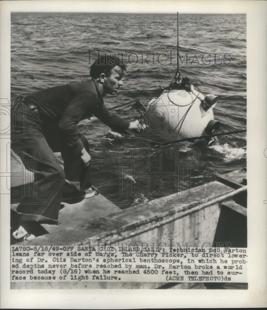 1949 Press Photo Technician Bob Wharton Lowers Benthoscope into Water- Historic Images