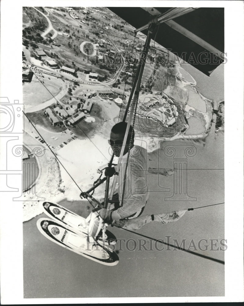 1972 Press Photo Birdman Bennett Soars Above Shoreline of Bridgeport, Texas
