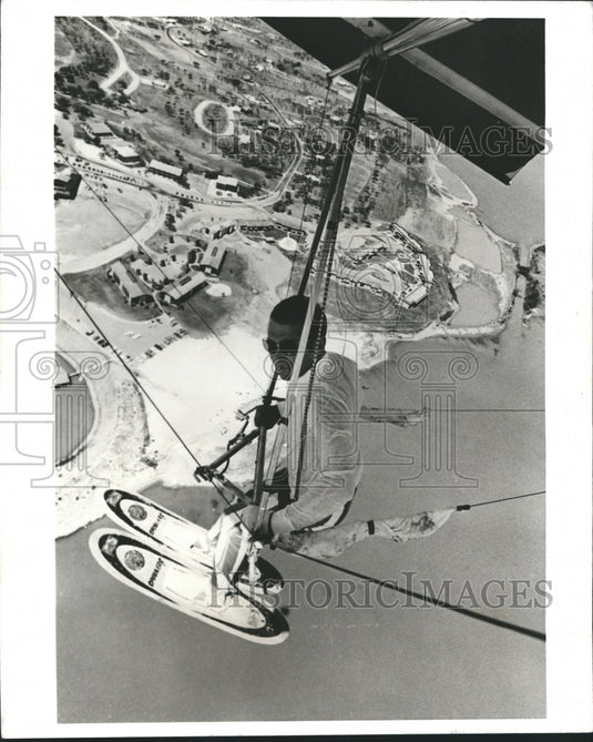1972 Press Photo Birdman Bennett Soars Above Shoreline of Bridgeport, Texas