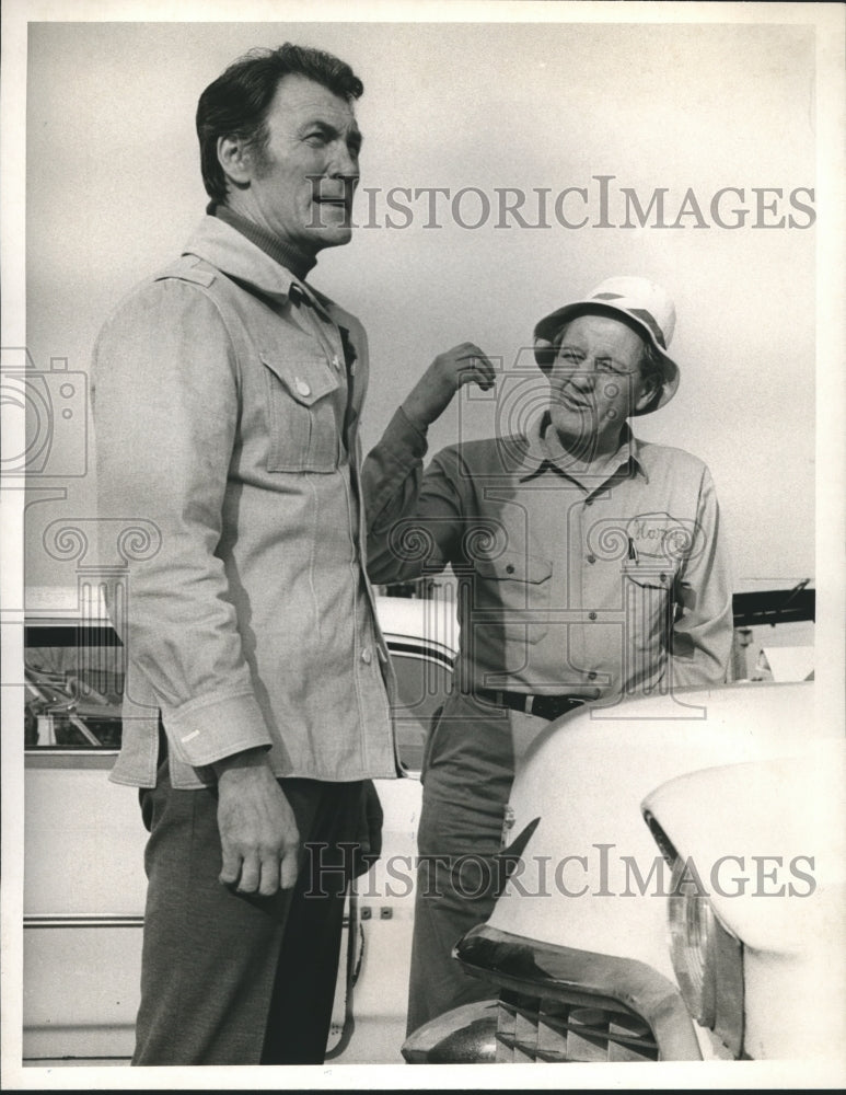 Load image into Gallery viewer, 1975 Press Photo Jack Palance &amp; Henry Beckman Star in Bronk - nox06350
