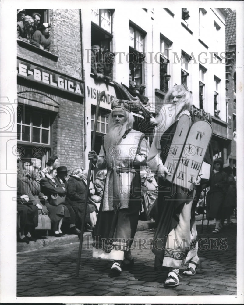 1969 Press Photo Moses with Aaron Carrying Ten Commandments at Pageant- Historic Images