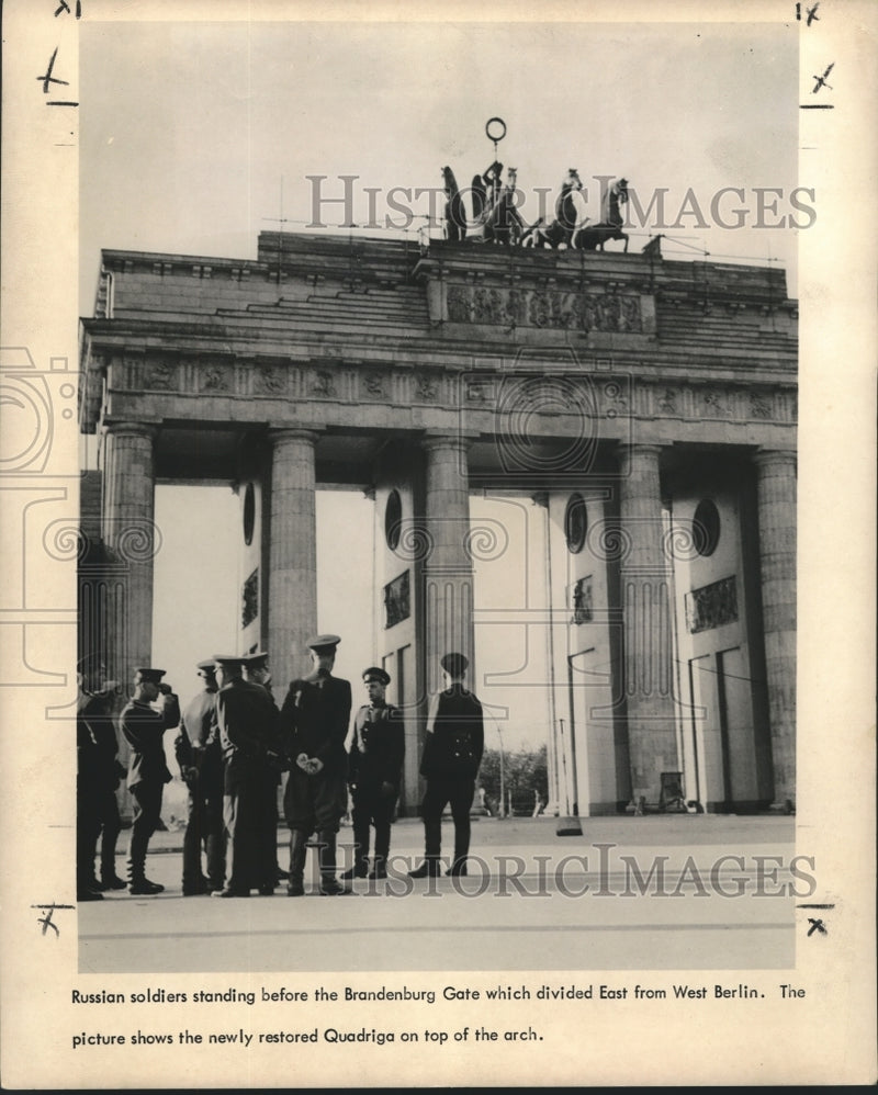 Load image into Gallery viewer, Press Photo Russian Soldiers at Brandenburg Gate, Berlin, Germany - nox06514
