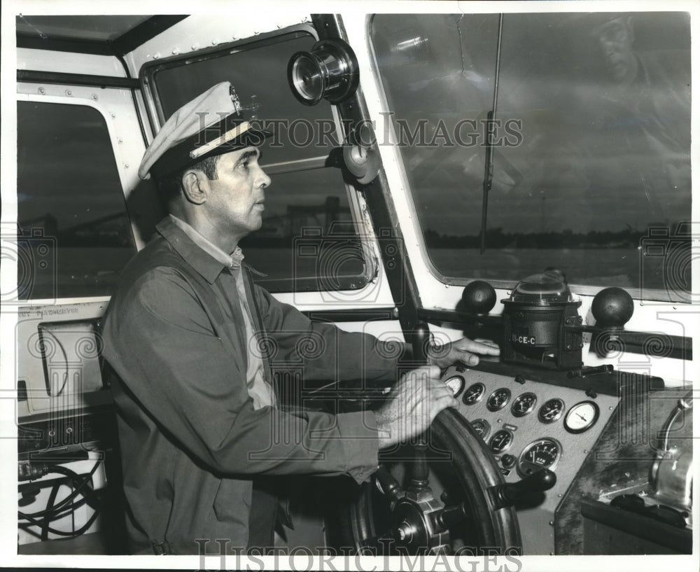 1971 Press Photo Henry Billiot pilots the surveyboat, Alexander, - New Orleans