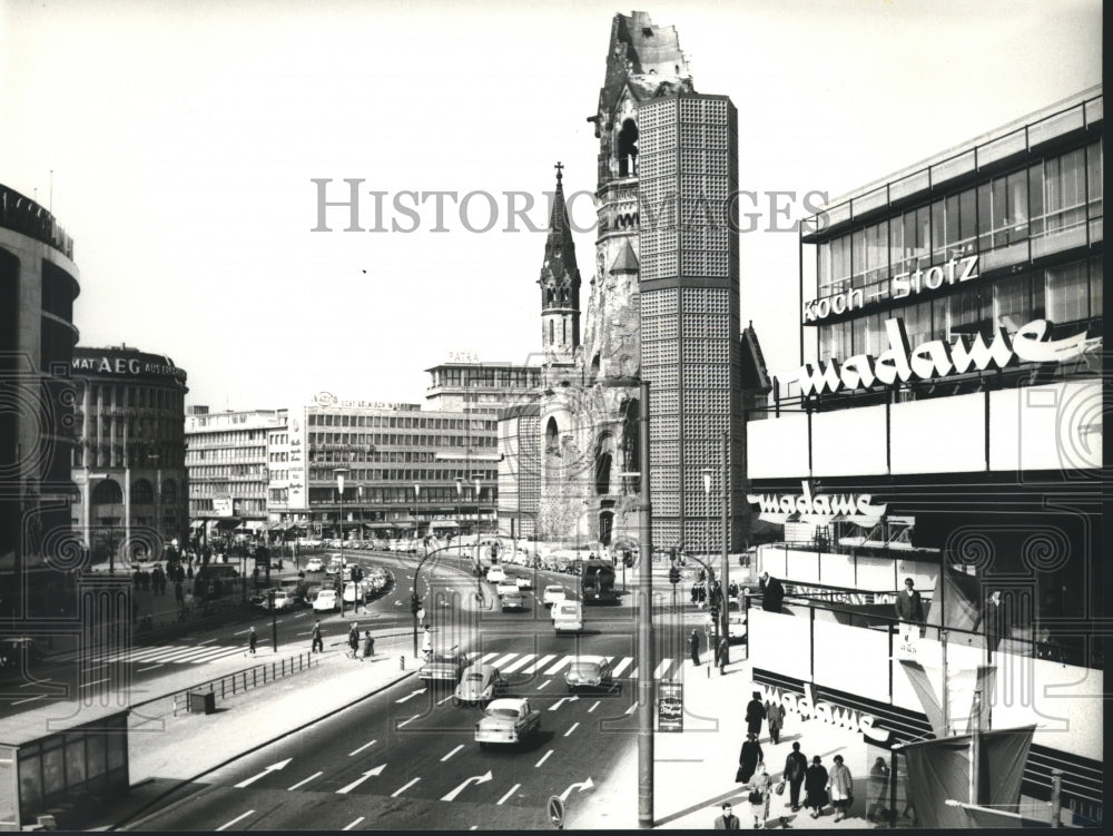 1981 Press Photo Berlin-Bombed out Kaiser Wilhelm Memorial Church & new addition