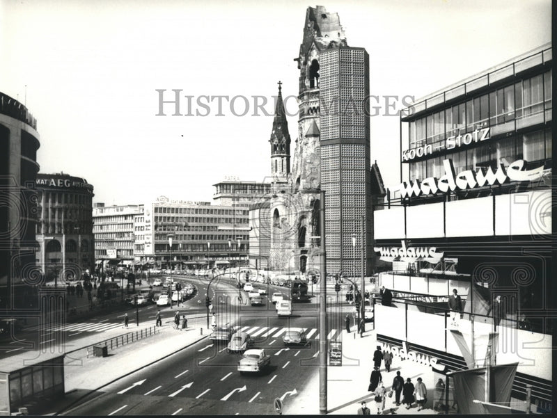 Load image into Gallery viewer, 1981 Press Photo Berlin-Bombed out Kaiser Wilhelm Memorial Church &amp; new addition
