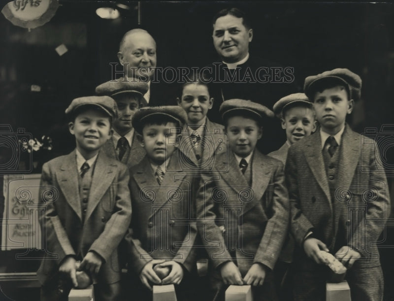 Load image into Gallery viewer, 1936 Press Photo Ben Beekman and Archbishop Rummel with Newsboys - nox06875
