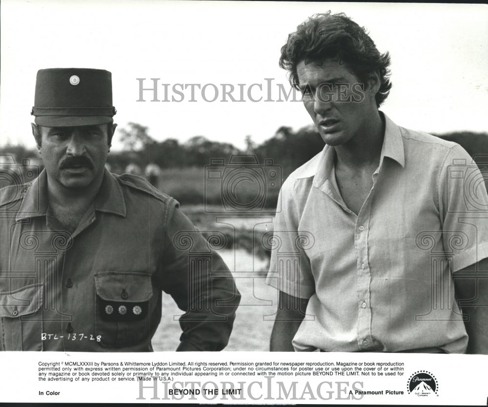 1983 Press Photo Richard Gere &amp; Bob Hoskins in Scene from Beyond the Limit- Historic Images