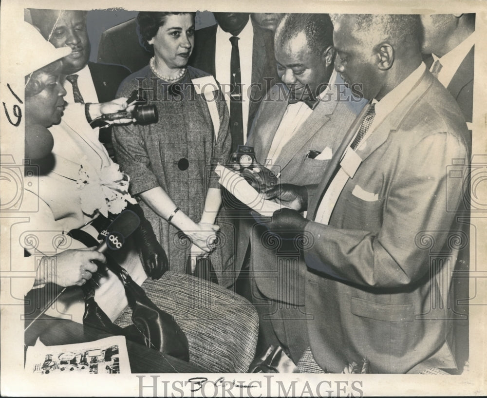 1965 Press Photo Louis &quot;Satchmo&quot; Armstrong at New Orleans International Airport- Historic Images