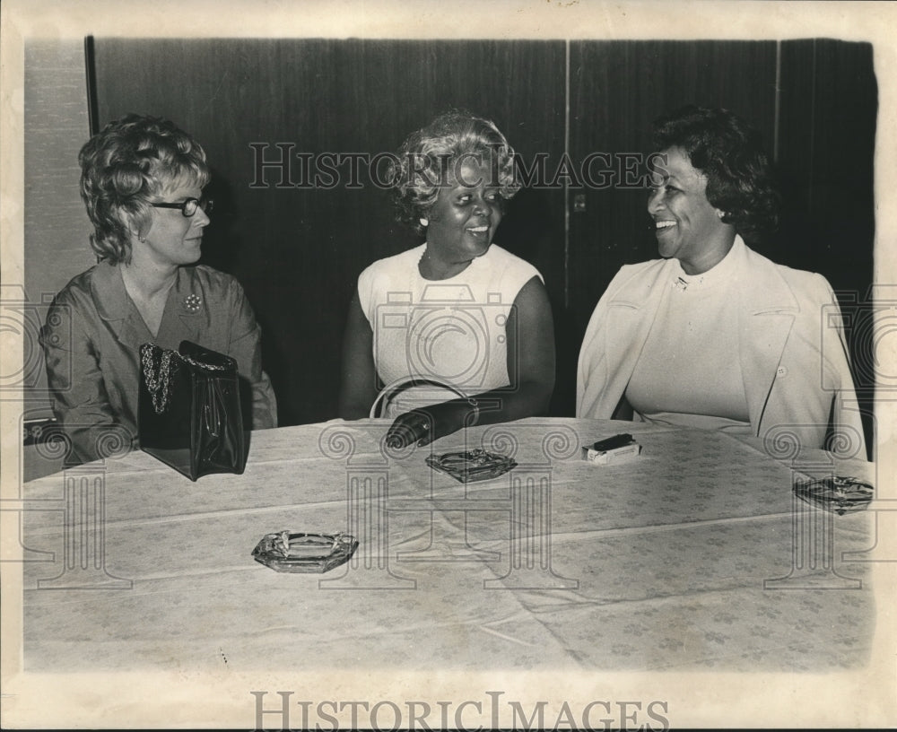1972 Press Photo Mary Cazalas, Vicki Joseph and Mrs. Louis (Lucille) Armstrong