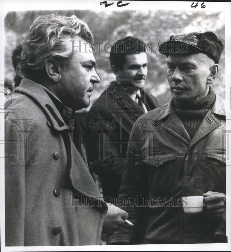 Load image into Gallery viewer, 1970 Press Photo Sergei Bondarchuk and Yul Brynner in The Battle of Neretva

