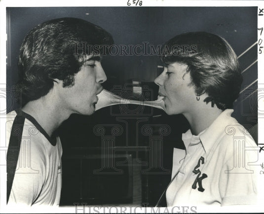 1978 Press Photo LSU - Mike Juno & Beth Bramley Win Bubble Gum Blowing Contest