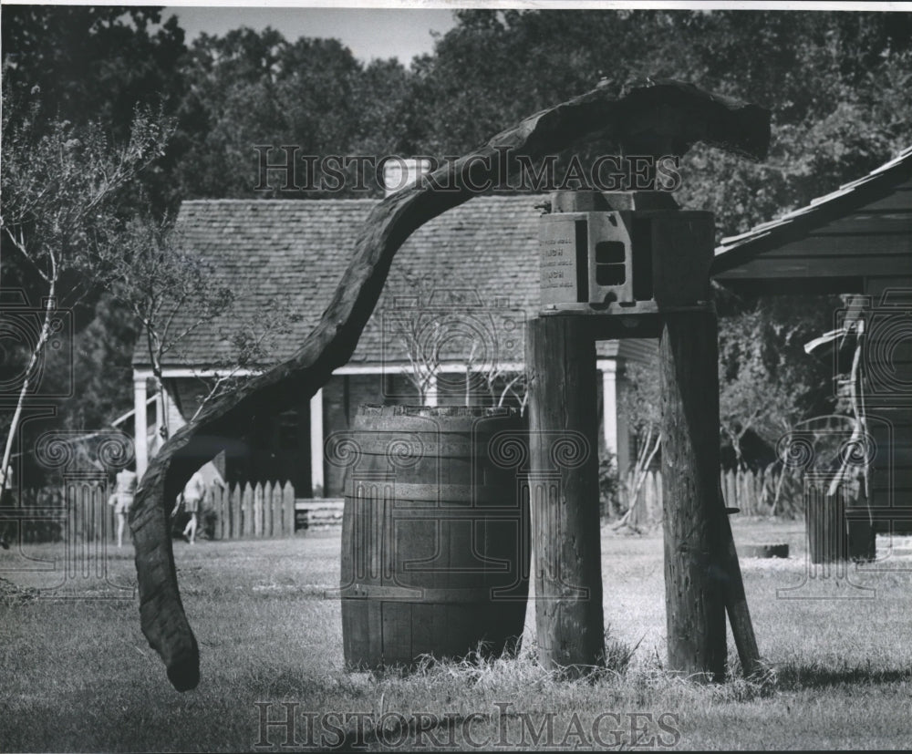 1972 Press Photo Authentic sugar cane crusher; overseer&#39;s house in background