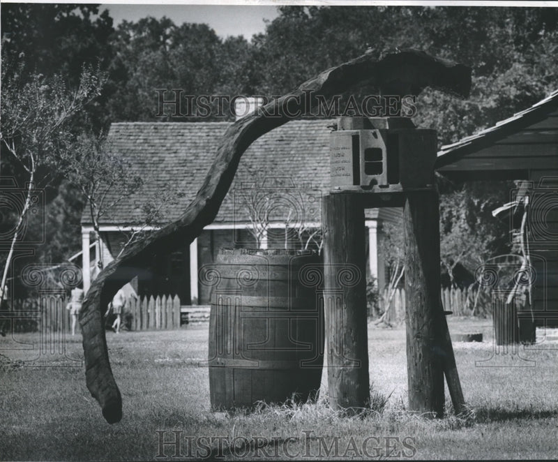 Load image into Gallery viewer, 1972 Press Photo Authentic sugar cane crusher; overseer's house in background
