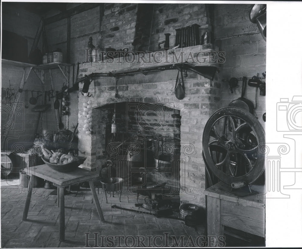1972 Press Photo Burden Research Plantation kitchen with iron and copper pots