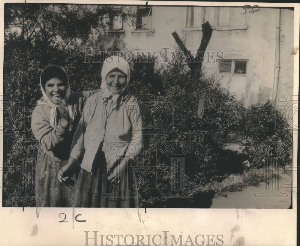 1964 Press Photo Bulgarian Women Peasants Smile for a Picture - nox07321