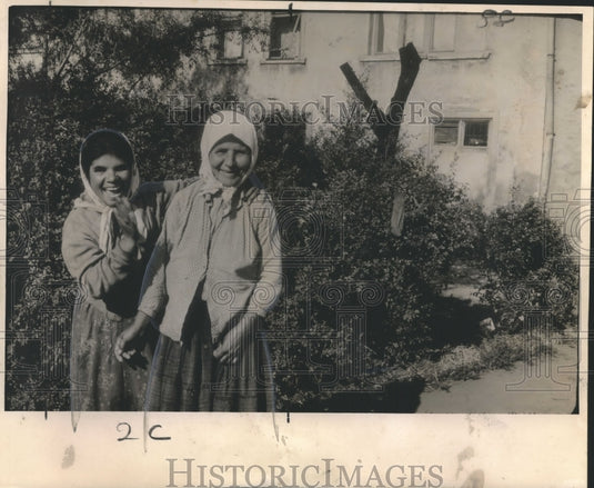 1964 Press Photo Bulgarian Women Peasants Smile for a Picture - nox07321