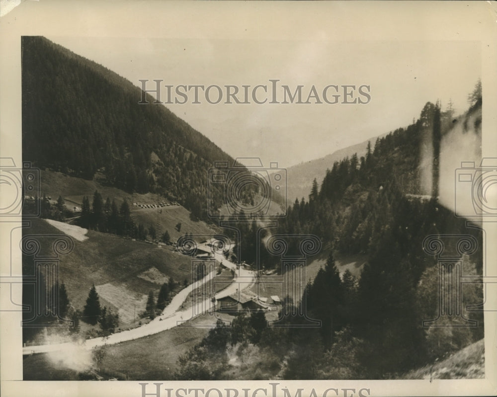 1943 Press Photo Main route passes through Brenner Pass near Bolzano, Italy