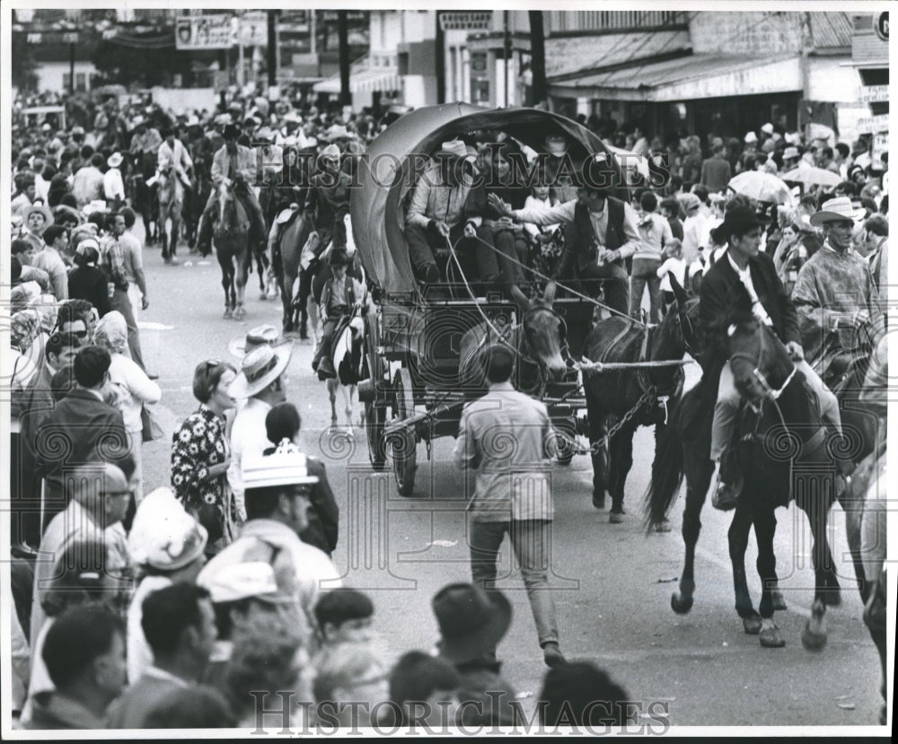 1972 Press Photo Horse and Buggy Parade down the middle of Breaux Bridge
