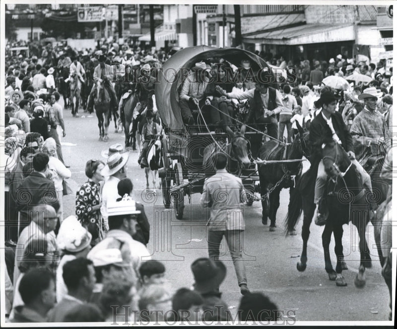 Load image into Gallery viewer, 1972 Press Photo Horse and Buggy Parade down the middle of Breaux Bridge
