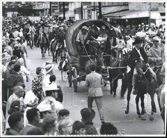 1972 Press Photo Horse and Buggy Parade down the middle of Breaux Bridge