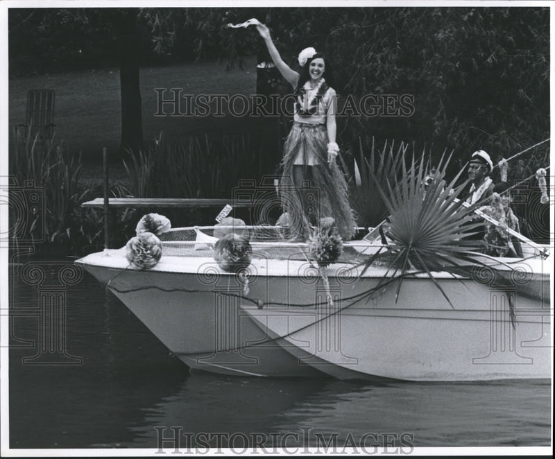 Load image into Gallery viewer, 1972 Press Photo Acadian beauty waves from boat in Bayou Parade - nox07469
