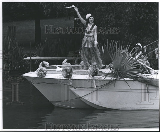 1972 Press Photo Acadian beauty waves from boat in Bayou Parade - nox07469