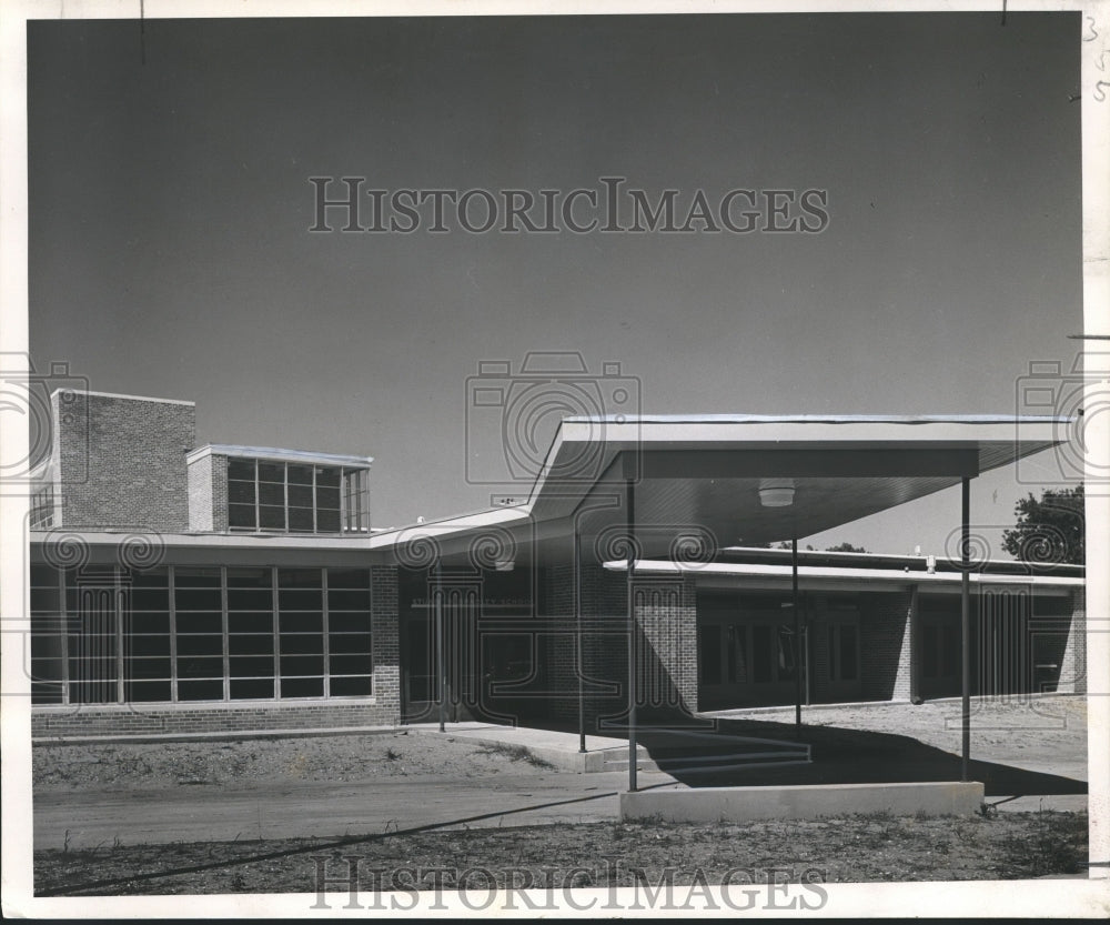 1953 Press Photo Front entrance to the Stuart R. Bradley Elementary School