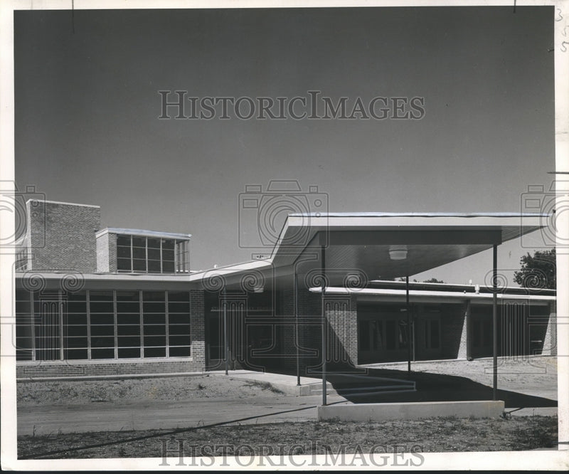 Load image into Gallery viewer, 1953 Press Photo Front entrance to the Stuart R. Bradley Elementary School
