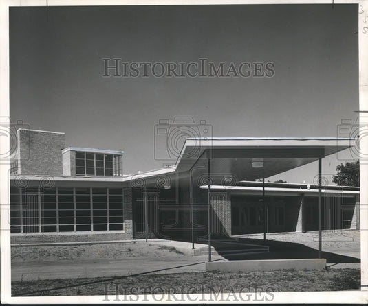 1953 Press Photo Front entrance to the Stuart R. Bradley Elementary School