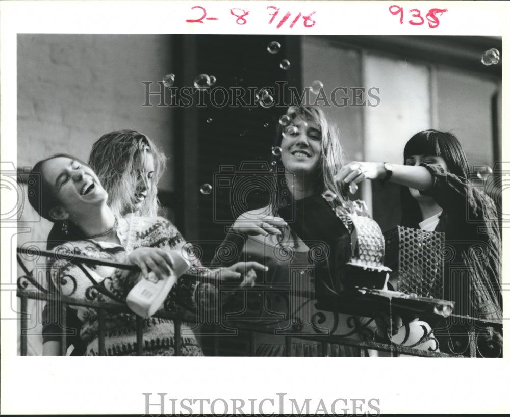 1988 Press Photo New Orleans - Young Women Enjoying Bubbles in French Quarter