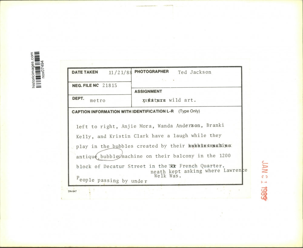 1988 Press Photo New Orleans - Young Women Enjoying Bubbles in French Quarter